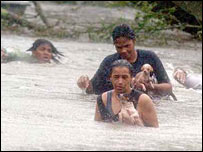 Bloxi kentinde sel sularına kapılan kişiler