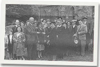 Mr Roberts yn cael ei anrhegu gan Mrs M.S. Hughes, Llwydiarth Hall, pan symudodd o Barc Llwydiarth i Langedwyn yng Ngorffennaf 1946
