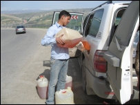 Benzin dolduran bir Iraklı