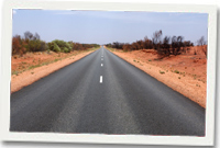 Llun o heol gwledig yn Awstralia.