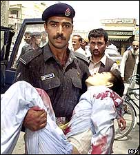 soldado paquistanês carrega ferido em Quetta