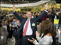 Papandreu Pasok Kongresi'nde taraftarlarını selamlıyor