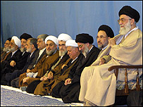 Sandalyede oturan Ayetullah Hamaney ve diğer İranlı yetkililer