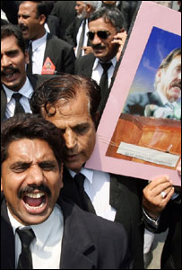 کراچی کے وکلاء مظاہرہ کرتے ہوئے فائل فوٹو