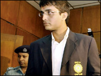 ढाका में ज़िया हवाई अड्डे पर सौरभ