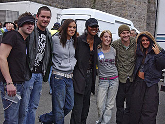 Yasmin Tipton (trydydd o'r dde) gyda Liberty X gefn llwyfan