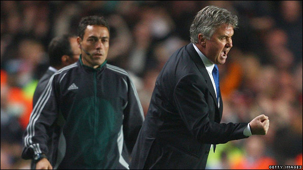 Guus Hiddink encourages his Chelsea side