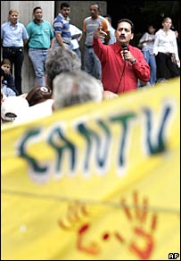 Ex-funcionário da CANTV protesta contra Chávez