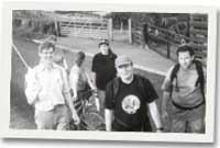 Phil Thomas (canol), Paul Rowlinson, Brendan Burnett, Jennie (gwraig Phil) a dwy o'u merched, Rhianwen a Rebecca