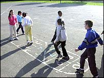 孩子在操场玩耍