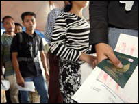 Malezya'da yabancı göçmenlerin kuyruğu