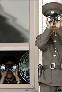 یک سرباز کره شمالی مرز این کشور با کره جنوبی را تحت نظر دارد