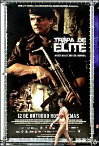 Mulher passa em frente a cartaz do filme 'Tropa de Elite' no Rio