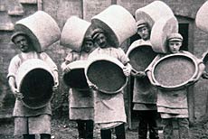 Saggar maker and assistants