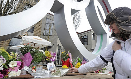 Una mujer deja una flor en honor a Nodar Kumaritashvili