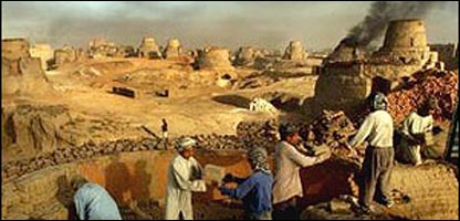 څو تنه چې د خښتو په بټۍ کې په درانده کارونو بوخت دي.