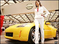 یک مدل کنار محصولی از نیسان