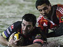 Tom Riley yn croesi am gais agoriadol y Dreigiau