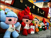 Biểu tượng Olympics giả hiệu bày bán ở Bắc Kinh (ảnh tư liệu)