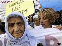 Demonstrantky v Ankaře protestují proti návrhu zákona