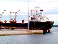 Tàu vào cảng Dung Quất-hình minh họa của VietnamNet