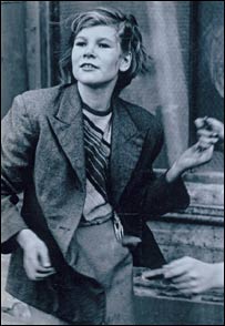  زنی در حال سنگ پرانی ، عکس از Roger Mayne، © Victoria and Albert Museum