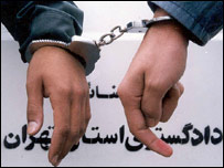 مجرم با دست بند