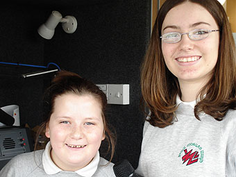 Dwy ferch yn y stiwdio