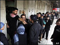 Gazze'de ekmek kuyruğu