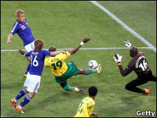 هوندا يحرز الهدف الأول لليابان