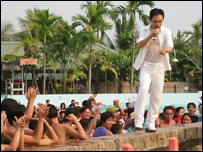 Giới trẻ ngày nay có những niềm vui hoàn toàn khác trước