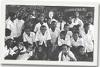 Nia o San Cler yng nghwmni ei dosbarth yn Ysgol Wamato yn Tanzania