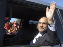 Ramos-Horta acena para timorenses ao desembarcar em Dili