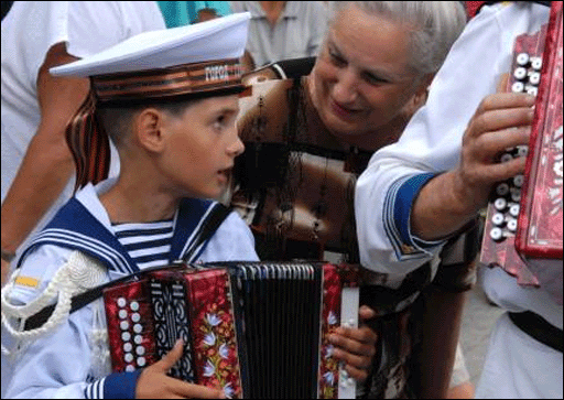 хлопчик за акордеоном