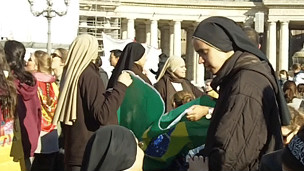 Freiras agitam bandeira brasileira