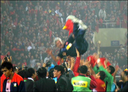 Các cầu thủ tung ông Calisto