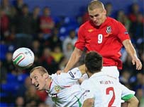 Steve Morison yn mynd yn agos gyda peniad