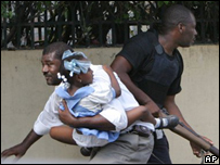 Civil tenta fugir de tiroteio durante o protesto em Porto Príncipe