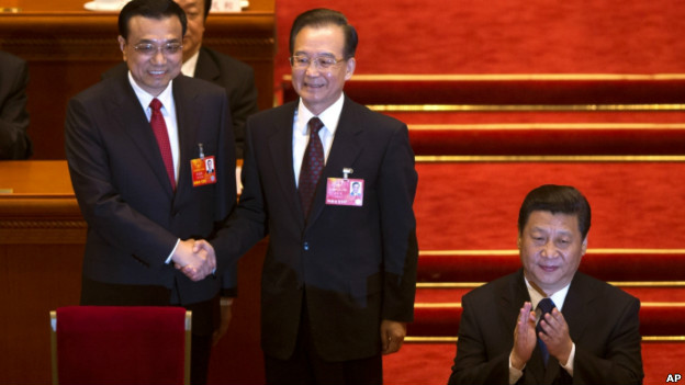 李克強(左)、溫家寶(中)與習近平在人大會議上(15/03/2013)