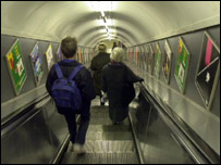 自动电梯上的行人 