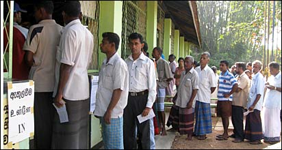 Voters in Sri Lanka queuing to vote in presidential polls (file photo by Ajith Lal Shantha Udaya) 
