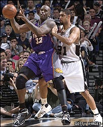 شکیل اونیل در برابر تیم دانکن