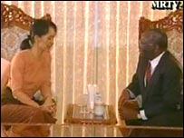 Lãnh đạo dân chủ Aung San Suu Kyi gặp đặc sứ LHQ Ibrahim Gambari (ngày 4/10/2007)