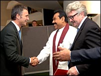 President Rajapaksa (C) with Norwegian PM