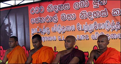 Buddhist monks on the protest (photo: Gnanasiri Koththigoda)