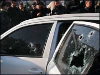 Saldırıya uğrayan otomobil