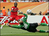 Haminu Dramani marca o primeiro gol de Gana