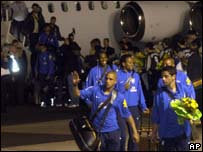 Jogadores desembarcando no aeroporto de Frankfurt