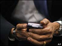 Obama duke komunikuar me telefonin Blackberry