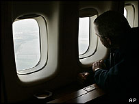 George W. Bush observa, pela janela do avião, a devastação causada pelo furacão Katrina